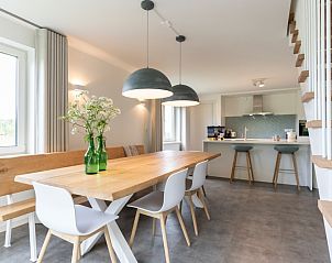 Groer Esstisch mit Hngelampen im Ferienhaus Buitenduin, De Koog, Texel.