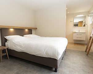 Komfortables Schlafzimmer mit eigenem Badezimmer im Ferienhaus Buitenduin, De Koog, Texel.