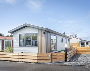 Chalet Bregkoog 262 in De Koog, Texel, offers a modern exterior at Chaletpark Bregkoog, surrounded by the Wadden Islands.