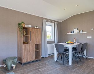 Cozy dining room in Chalet Bregkoog 262, De Koog, Texel, perfect for family dinners on the Wadden Islands.