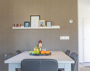 Stylish dining table in Chalet Bregkoog 262, De Koog, Texel, for cozy meals on the Wadden Islands.