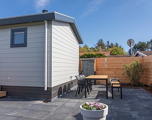 Private terrace of Chalet Bregkoog 262 in De Koog, Texel, offers relaxation and privacy on the Wadden Islands.