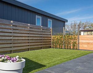 Green garden at Chalet Bregkoog 262 in De Koog, Texel, ideal for outdoor activities on the Wadden Islands.