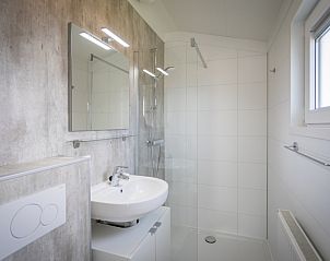 Modern bathroom in Chalet Bregkoog 262, De Koog, Texel, offers comfort and style on the Wadden Islands.