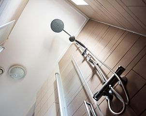 Modern shower in Villa 4, De Koog Texel, perfect vacation home for relaxation on the Wadden Islands.