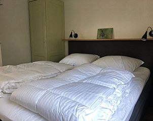 Comfortable bedroom in 't Buitenhuisje, vacation home De Koog Texel, with double bed and cozy atmosphere.