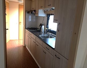 Modern kitchen of Chalet Bregkoog 33, Chaletpark Bregkoog, De Koog, Texel, equipped with all amenities for a relaxing stay.