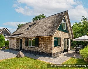 Bungalowpark 't Hoogelandt vacation home in De Koog, Texel with thatched roof and sunny terrace.
