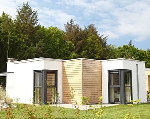 Modern vacation home at Kustpark houses in De Koog, Texel, surrounded by greenery for a relaxing stay on the Wadden Islands.