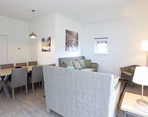 Cozy indoor area of Kustpark houses, De Koog, Texel, with comfortable seating and dining area for a cozy stay on the Wadden Islands.