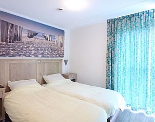 Attractive bedroom in Kustpark houses, De Koog, Texel, with beach decor and light for a restful night's sleep on the Wadden Islands.
