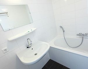 Stylish bathroom in Kustpark houses, De Koog, Texel, with modern amenities for a comfortable stay on the Wadden Islands.