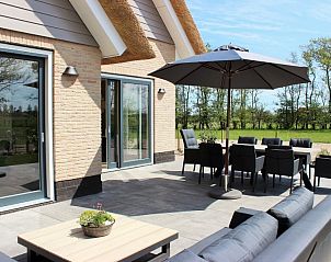 Gerumige Terrasse mit Sitzgelegenheiten fr 6-8 Personen. Wellness Landhuis in De Koog, Texel.