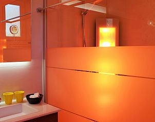 Wellness-Badezimmer in 6-8 Pers.Wellness Landhuis, De Koog, Texel mit Stimmungsbeleuchtung.