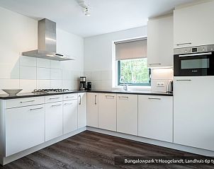 Fully equipped kitchen in Bungalowpark 't Hoogelandt vacation home, Texel.
