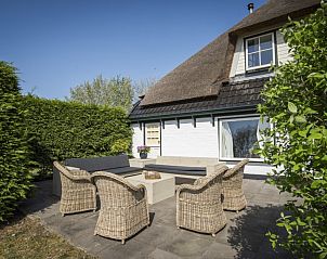 Buitenruimte met comfortabele zitjes bij Stolp Nieuw Bornrif - Familiehuis, De Koog, Texel.