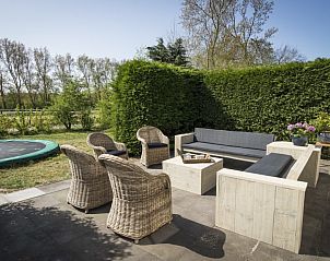 Veranda van Stolp Nieuw Bornrif - Familiehuis in De Koog, Texel, met uitzicht op groene omgeving.