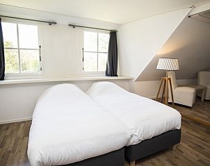 Stijlvolle badkamer met wastafel in Stolp Nieuw Bornrif - Familiehuis, De Koog, Texel.