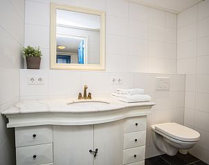 Ruime badkamer met dubbele wastafel in Stolp Nieuw Bornrif - Familiehuis, De Koog, Texel.