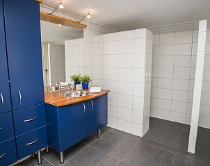 Gezellige slaapkamer met antieke kast in Stolp Nieuw Bornrif - Familiehuis, De Koog, Texel.