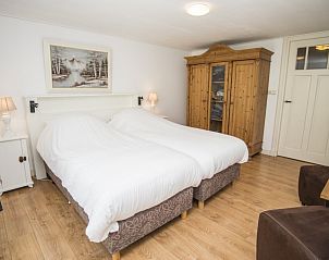 Slaapkamer met moderne meubels in Stolp Nieuw Bornrif - Familiehuis, vakantieverblijf in De Koog, Texel.