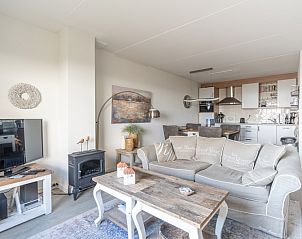 Stilvolle offene Kche und Wohnzimmer im Apartment Juliana 116 Zeezicht, De Koog, Texel fr einen entspannten Aufenthalt.