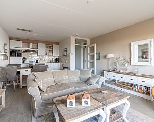 Modernes Wohnzimmer und Kche im Apartment Juliana 116 Zeezicht, De Koog, Texel mit eleganter Einrichtung.