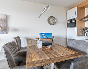 Essecke mit Holztisch im Appartement Juliana 116 Zeezicht, De Koog, Texel fr gemtliche Mahlzeiten.