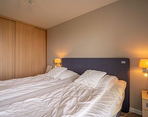 Schlafzimmer mit Doppelbett im Appartement Juliana 116 Zeezicht, De Koog, Texel fr eine gute Nachtruhe.