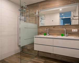 Luxurises Badezimmer mit Doppelwaschbecken im Appartement Juliana 116 Zeezicht, De Koog, Texel fr hchsten Komfort.