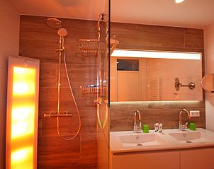 Moderne Dusche und Waschbecken im Apartment Juliana 116 Zeezicht, De Koog, Texel mit stimmungsvoller Beleuchtung.