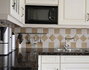 Detail van de keuken in 6 Persoons luxe villa met sauna, De Koog, Texel. Moderne apparatuur en stijlvolle afwerking voor kookliefhebbers.