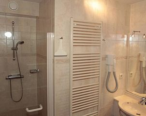 Moderne douche in 6 Persoons luxe villa met sauna, De Koog, Texel. Stijlvolle badkamer met ruime douchecabine en handige voorzieningen.