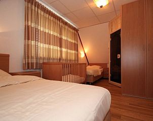 Slaapkamer in 6 Persoons luxe villa met sauna, De Koog, Texel. Gezellige inrichting met comfortabele bedden en veel natuurlijk licht.