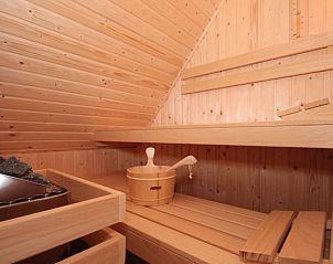 Priv sauna in 6 Persoons luxe villa, De Koog, Texel. Ontspan in de houten sauna voor een rustgevende vakantie-ervaring.
