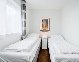 Second bedroom of Apartment Juliana 154 Zeezicht, De Koog, Texel with two single beds and attractive furnishings.