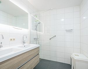 Modern bathroom of Apartment Juliana 154 Zeezicht in De Koog, Texel with double sink and spacious shower.