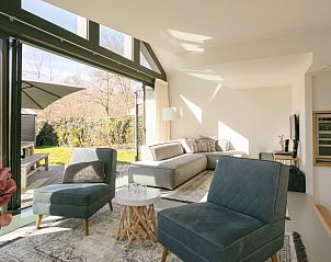 Helles Wohnzimmer des Sauna-Ferienhauses Duynzoom 3 in De Koog Texel mit Blick auf den Garten.