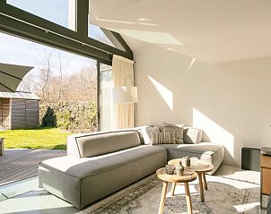 Gemtliche Sitzecke im Sauna-Ferienhaus Duynzoom 3 in De Koog Texel mit viel Tageslicht.