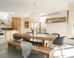 Esszimmer mit Holztisch im Sauna-Ferienhaus Duynzoom 3 in De Koog Texel.