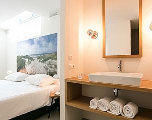 Schlafzimmer mit Stranddekor im Sauna-Ferienhaus Duynzoom 3 in De Koog Texel.