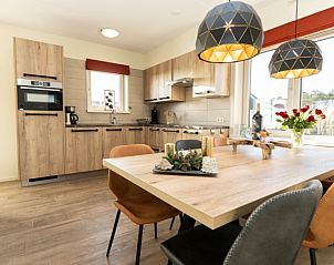 Moderne keuken van Duinrand Vakantievilla's Type 2 in De Koog, Texel, met houten interieur.