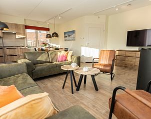Stijlvolle woonkamer in Duinrand Vakantievilla's Type 2 in De Koog, Texel, met comfortabele banken.