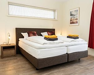 Lichte slaapkamer in Duinrand Vakantievilla's Type 2 in De Koog, Texel, met tweepersoonsbed.