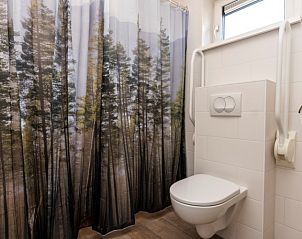 Badkamer van Duinrand Vakantievilla's Type 2 in De Koog, Texel, met natuurthema douchegordijn.