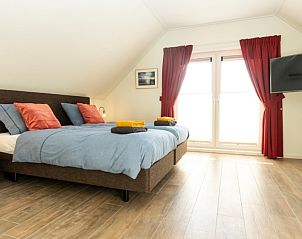 Ruime slaapkamer boven in Duinrand Vakantievilla's Type 2 in De Koog, Texel, met uitzicht.