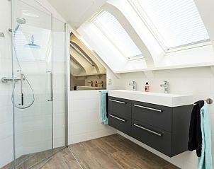 Luxe badkamer met dubbele wastafel in Duinrand Vakantievilla's Type 2 in De Koog, Texel.