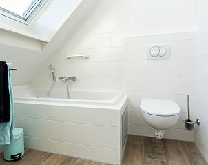 Moderne badkamer met ligbad in Duinrand Vakantievilla's Type 2 in De Koog, Texel.