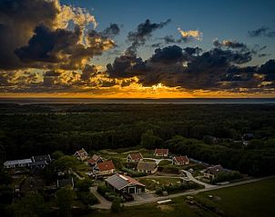 Adembenemende zonsondergang boven Duinrand Vakantievilla's Type 2 in De Koog, Texel, vanuit de lucht.