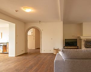 Gezellige binnenruimte van vakantiehuis Kamerstraat 66 in De Koog, Texel met open haard.